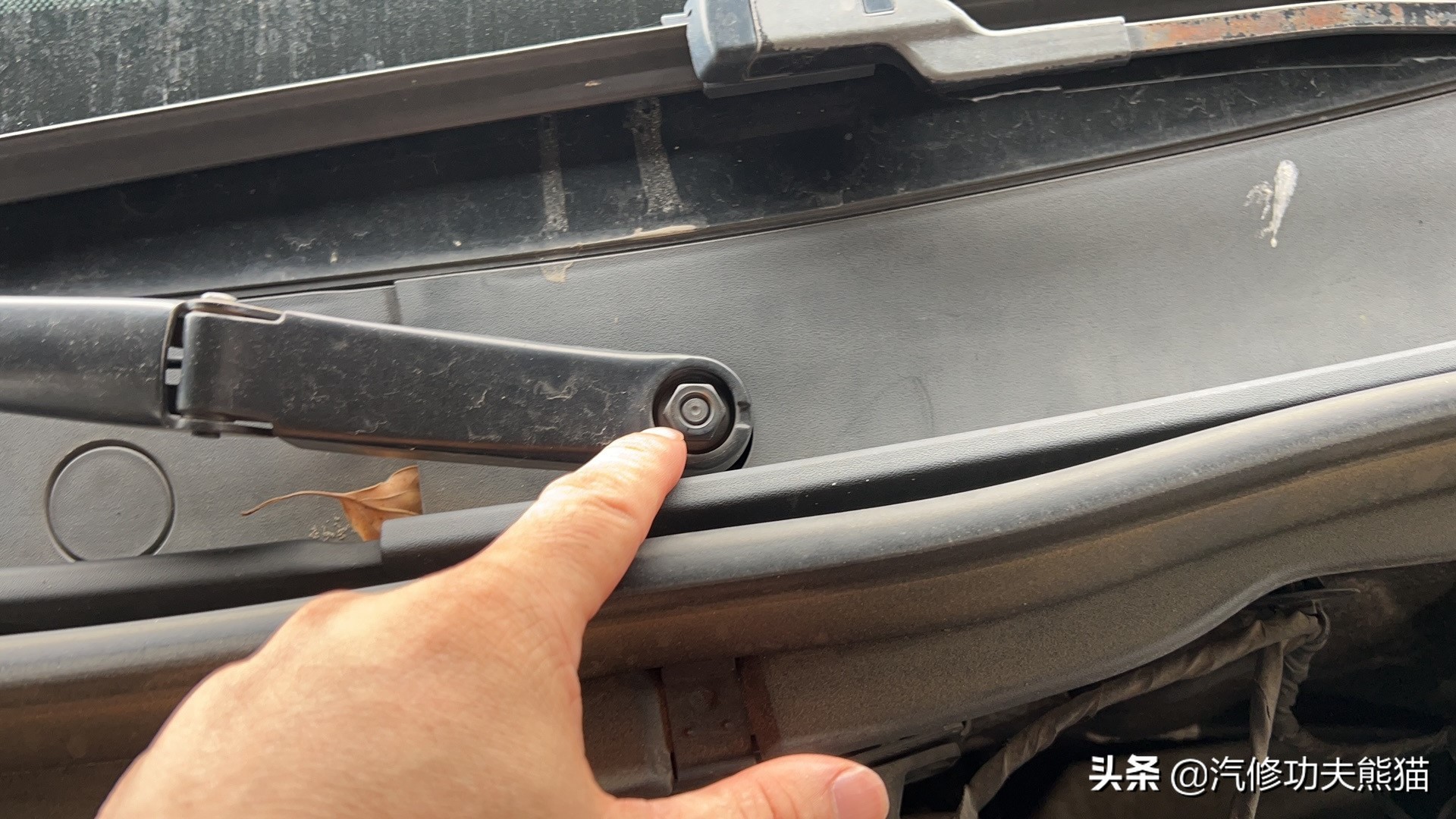 严谨的德国工人钣金修复,严谨的德国师傅修复事故车