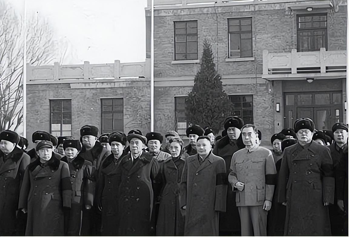 赖传珠去世时的排场有多大？1位总理2名元帅3个大将15名上将迎灵