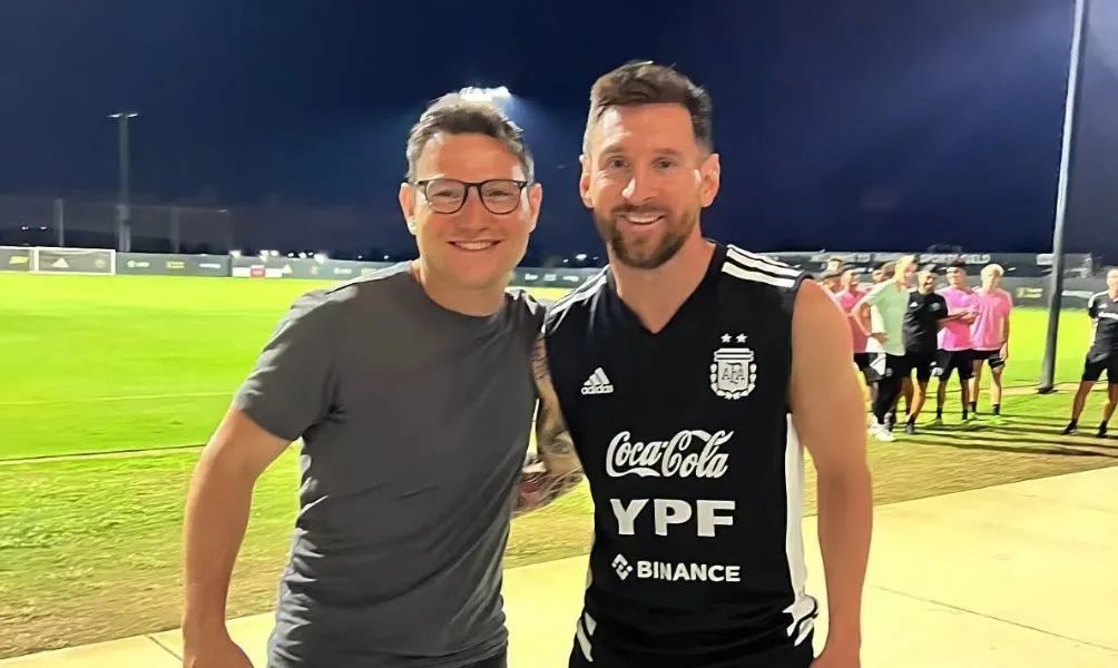 梅西夺冠后亲吻妻子,梅西夺冠亲吻爱妻