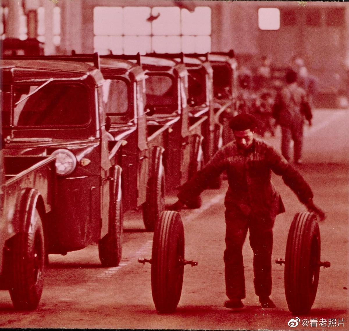 女子身着日本侵华军装露脸,女子穿日军军服拍照被抓