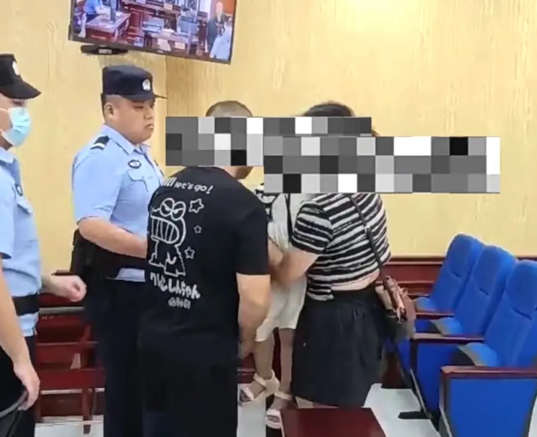 男子贩毒获刑和女儿吻别,男子贩毒获刑与3岁女儿吻别