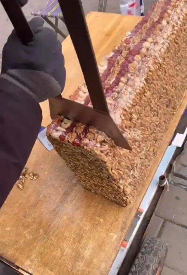 男子买一斤切糕老板却切四斤,一男子买天价切糕