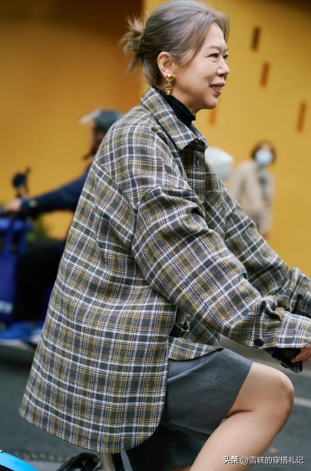 被上海奶奶的穿搭惊艳到了,被时尚老奶奶惊艳