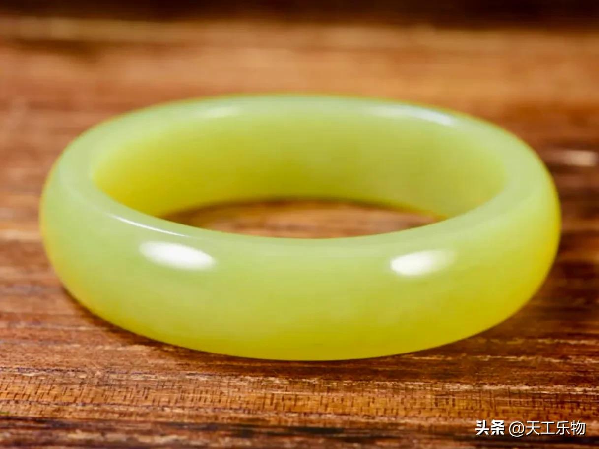 和田玉肉眼看有很多棉的手镯好吗,玉器店有玉手镯卖吗