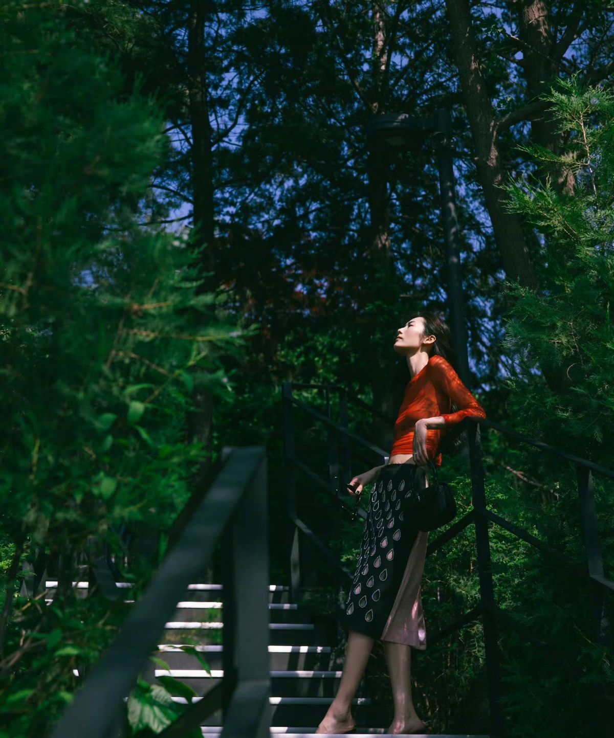 刘雯在韩国GUCCI大秀上太惊艳！一身红衣亮相，真是纸片人身材啊