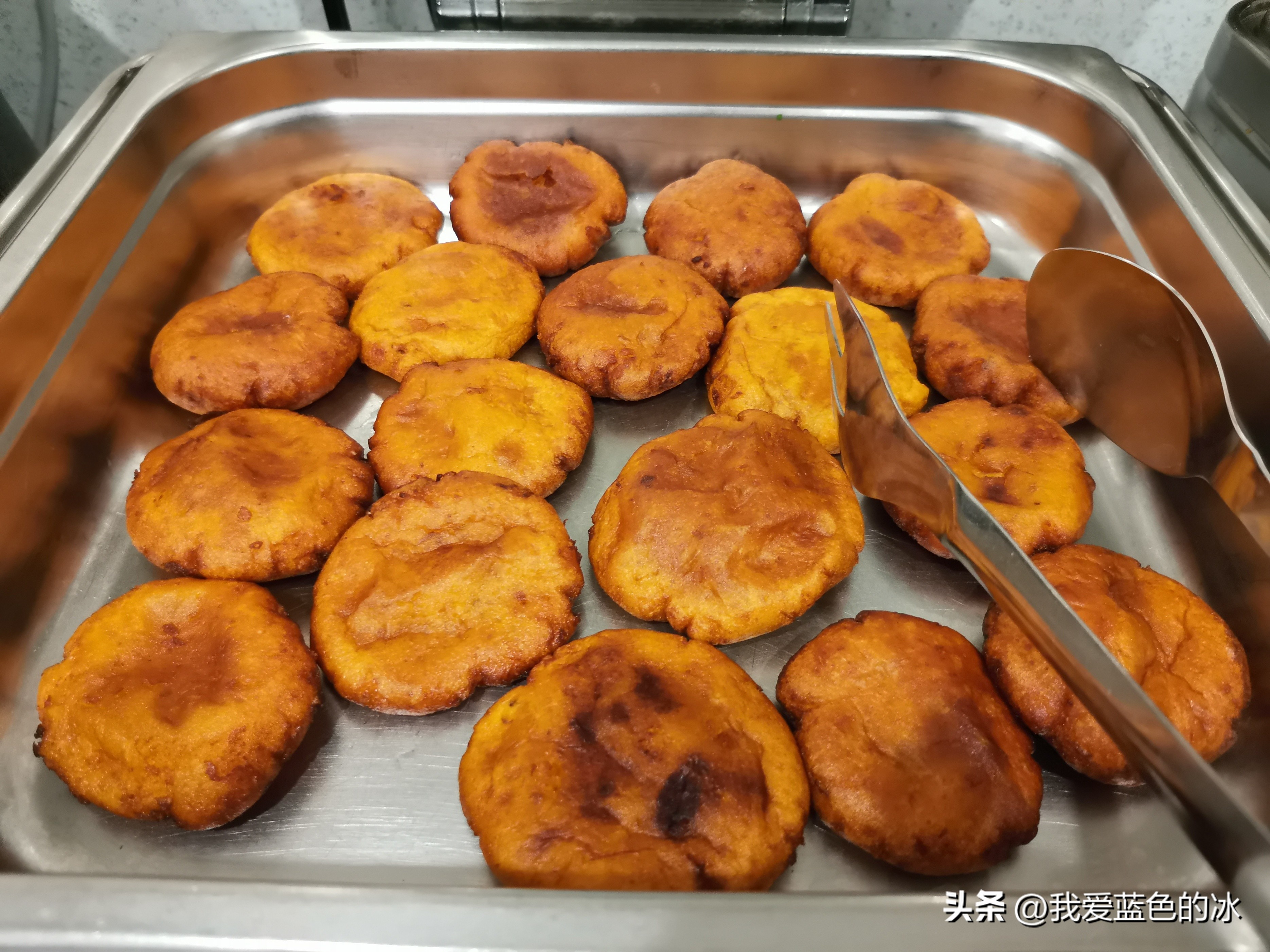 在遵义的第二天早餐，有多少人认识这个罐子里的绿色渣渣是什么？