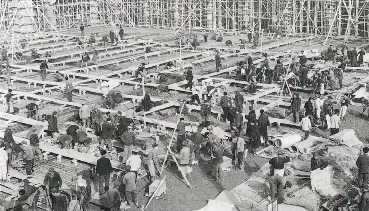 1959年人民大会堂落成，毛主席看着天花板笑问：这是谁的主意