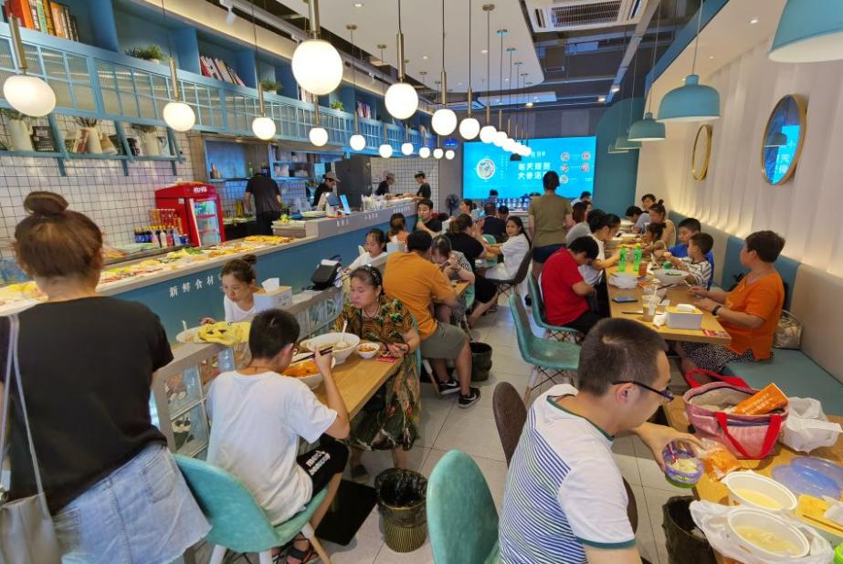 90后小张哥麻辣烫怎么火起来的,小张哥麻辣烫的利润能达到多少