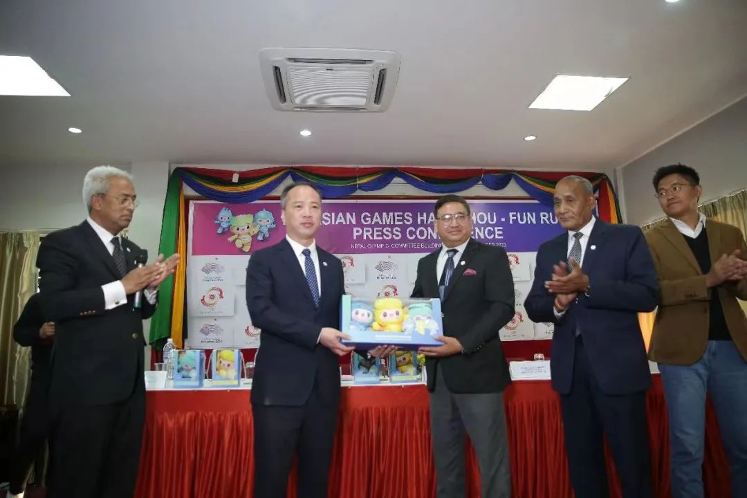 翻越尼泊尔,翻越喜马拉雅山到达尼泊尔