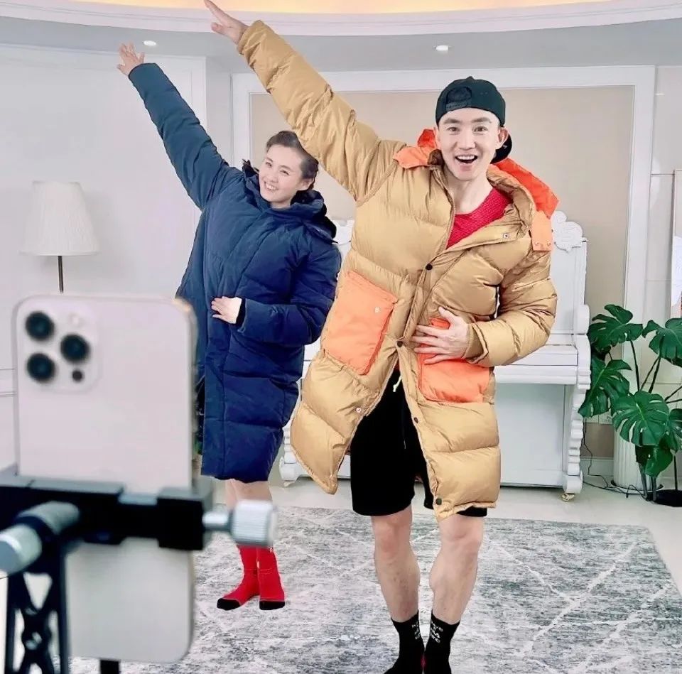 刘畊宏直播宣传邓紫棋启示录,刘畊宏顶流启示录