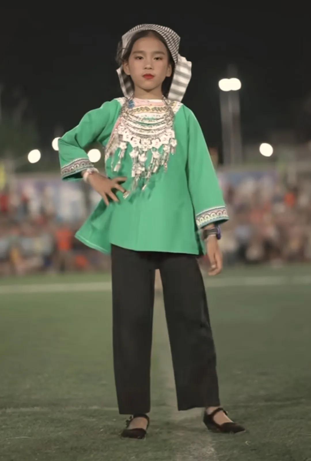 村超少数民族时装秀完整版,村超上演民族服装秀