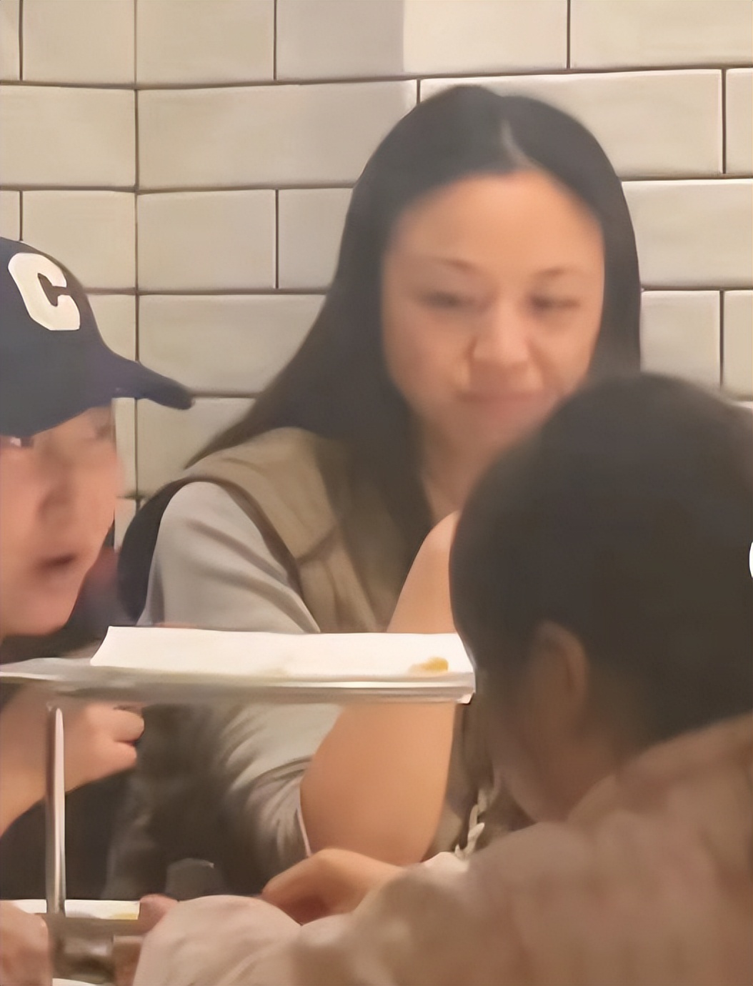 汤唯素颜出行真实低调自信大方,汤唯的韩国生活