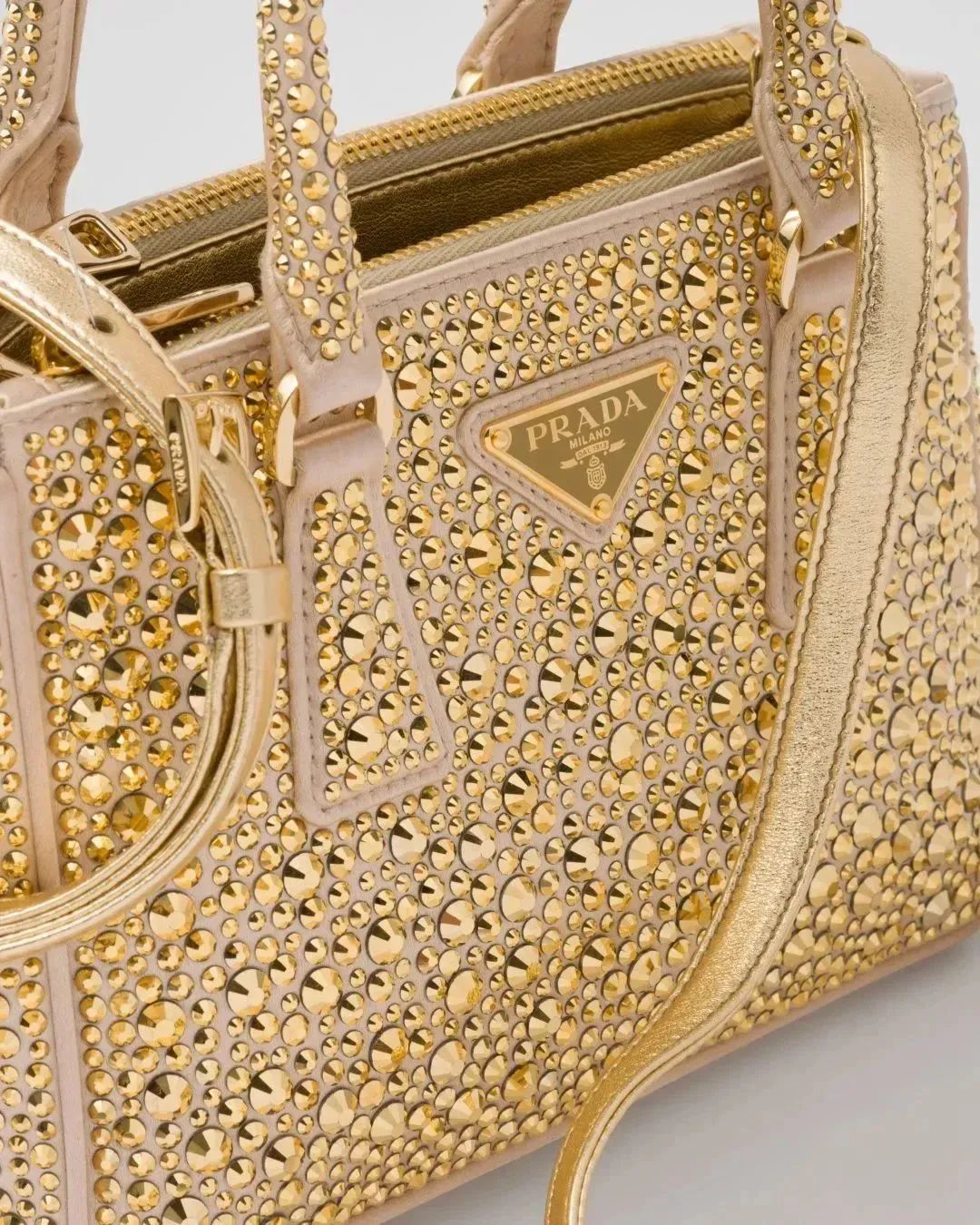 爱时髦的心情，从假日派对的配饰开始复活