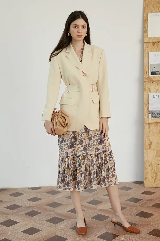 穿裙子靴子过年,过年穿了裙子显瘦