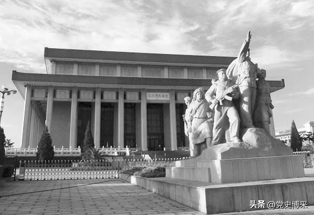 毛主席纪念堂落成始末，“坐南朝北”有什么特殊寓意？