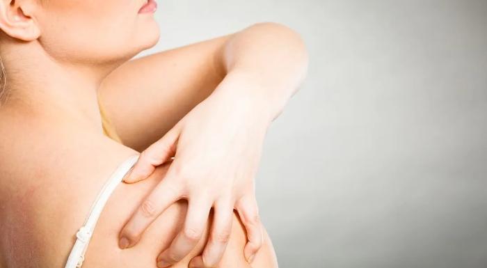 颈部背部长痘是由哪些原因造成,脸上和背部爱长痘的原因