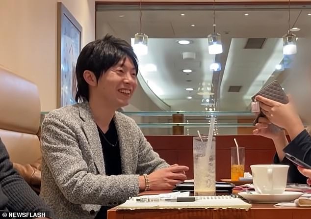 挖掘机抓玩具,挖掘机抓着飞机在飞的视频