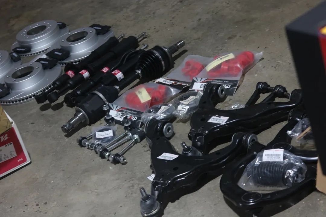 2003年的丰田老霸道，33万公里“车况残旧”，翻新复活变新车