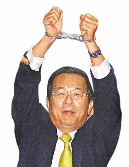 被逼下台，台湾领导人陈水扁的贪污，暴露了怎样弊端？