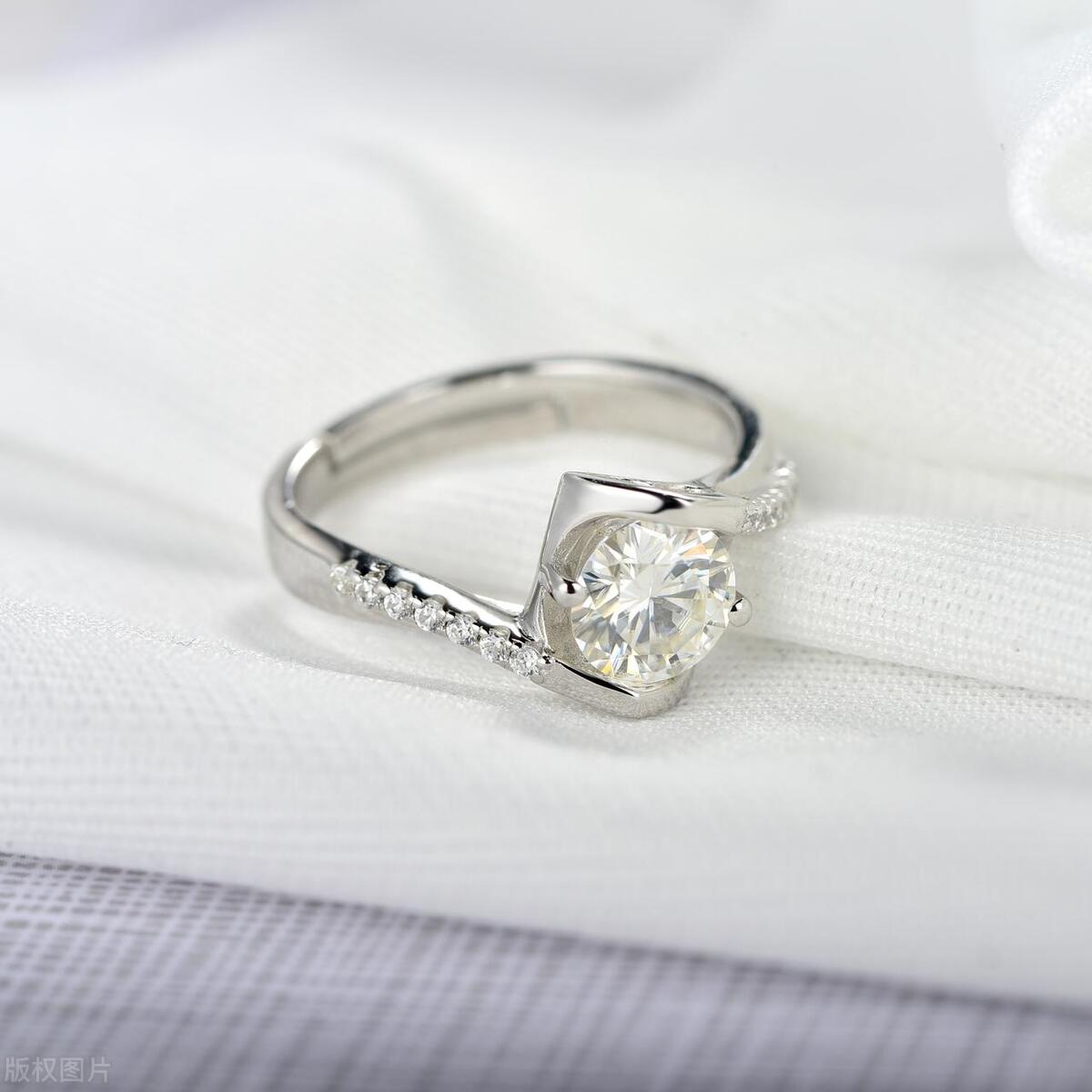 买钻戒要看哪些因素和指标,买钻戒注意哪些坑