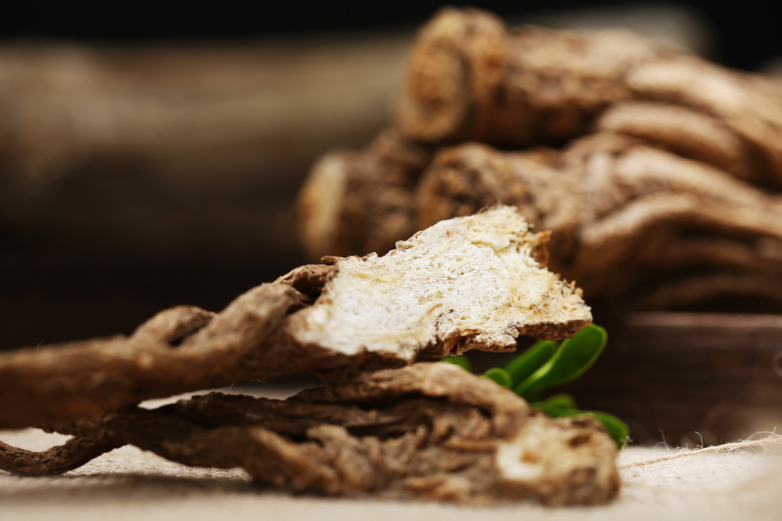 手脚麻木还抽筋用什么草药好,治疗手脚冰凉发麻抽筋的最佳中药