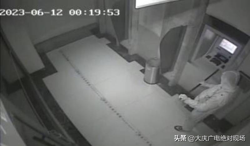 盗窃atm机事件,撬atm机被当场逮住