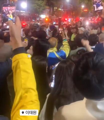 韩网再曝事故细节:死者多为20+岁瘦弱女孩,或因穿高跟鞋易跌倒