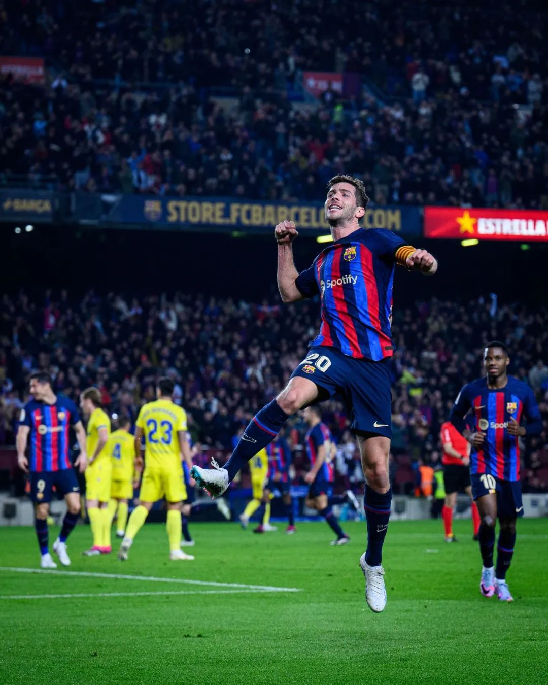 罗贝托一传一射,莱万破门,巴萨主场2-0加的斯!