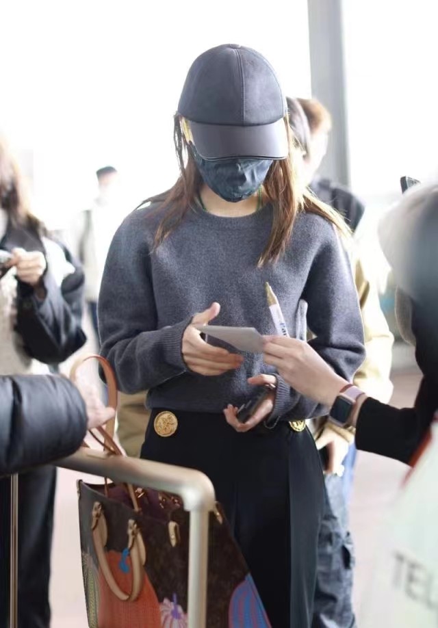 穿着露脐装却又不露肚脐的周冬雨,周冬雨酷帅现身伦敦时装周