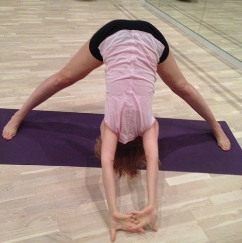 生活奢侈的中亚公主，才华配不上野心，遭总统父亲掴掌，被囚禁