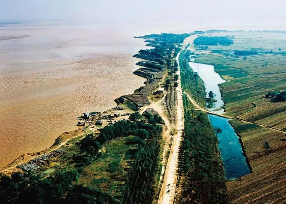 航拍开封：黄河水比市区高7米，地上悬河危险！为何不排沙两岸？