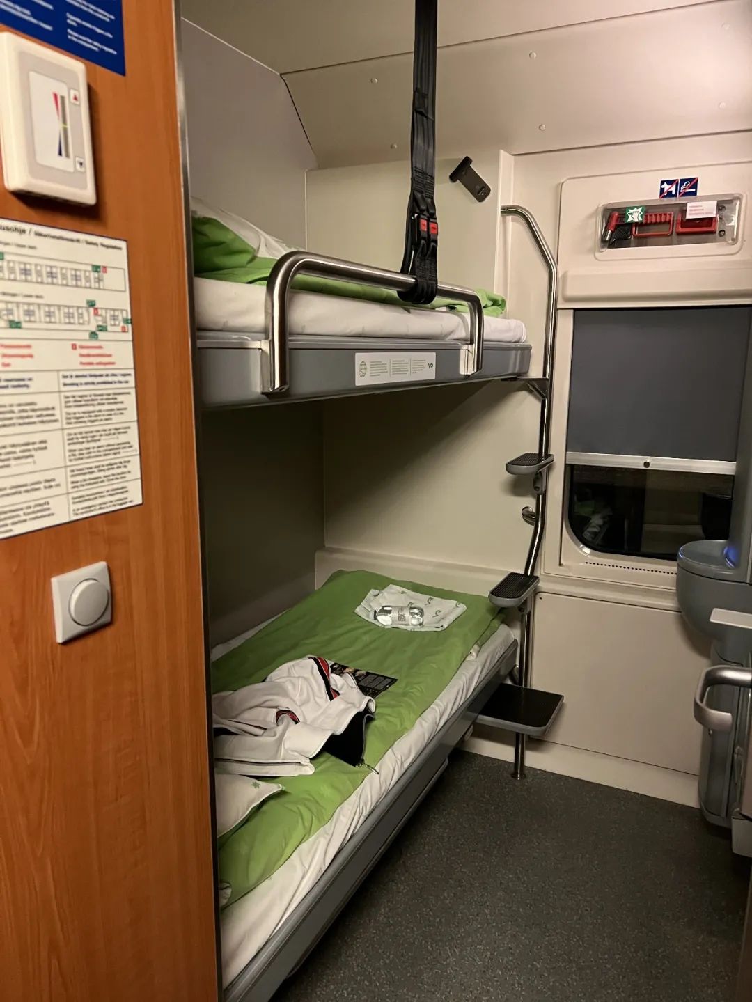 去芬兰看极光，见圣诞老人，路上却丢失行李，差点被锁地牢