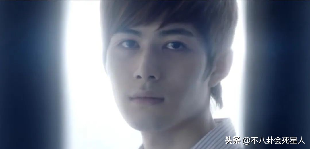 景甜悲伤蛙双眼皮照片,明星割双眼皮前后对比图