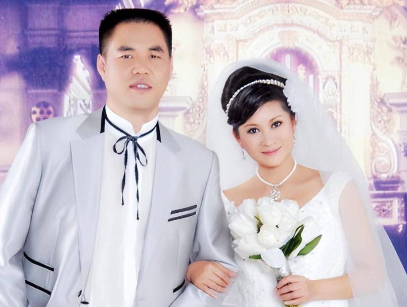 她用20盘录像带揭露和30个导演的“丑事”，退圈20年后又复出了