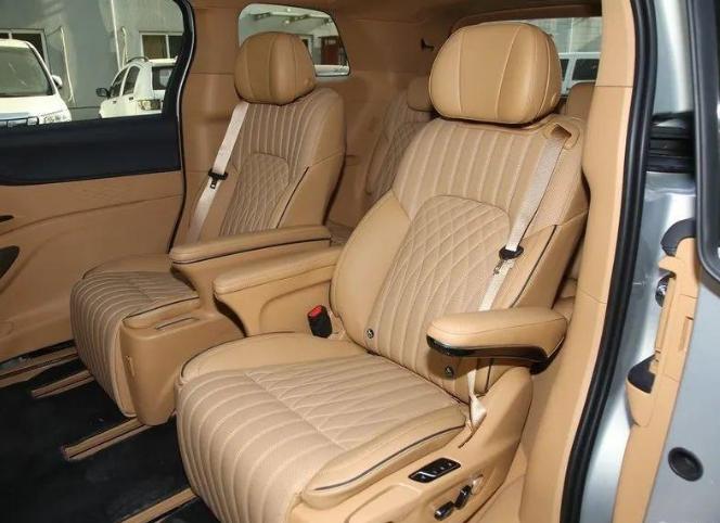 别克gl8和理想哪个更适合家用,岚图梦想家vs别克gl8