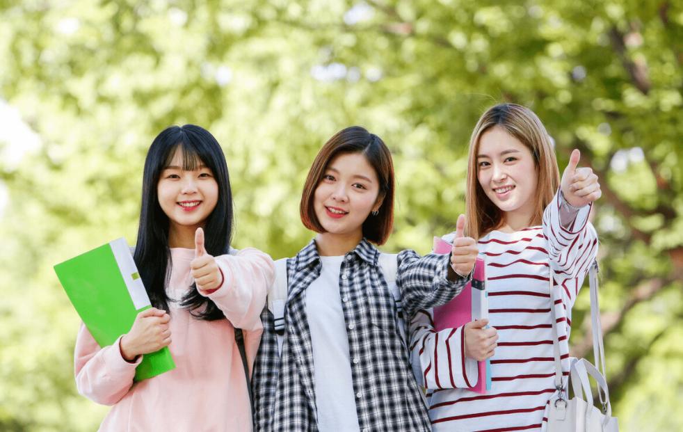 00后大学生寒假搓澡工,为挣旅游费大学生当搓澡工