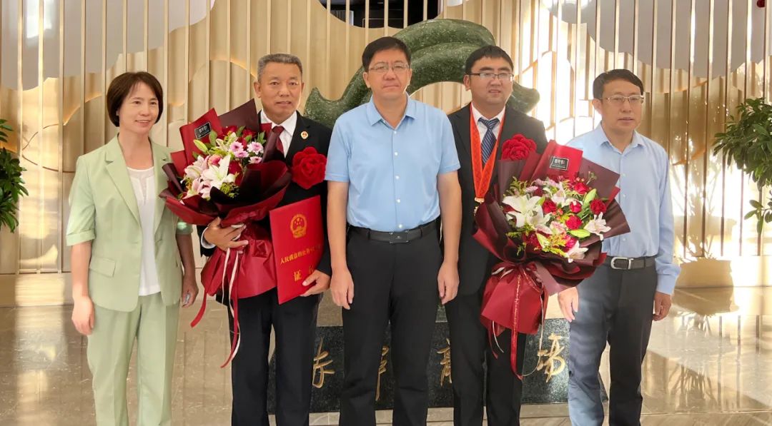 第四届省人民满意公务员荣誉称号,获人民满意的公务员