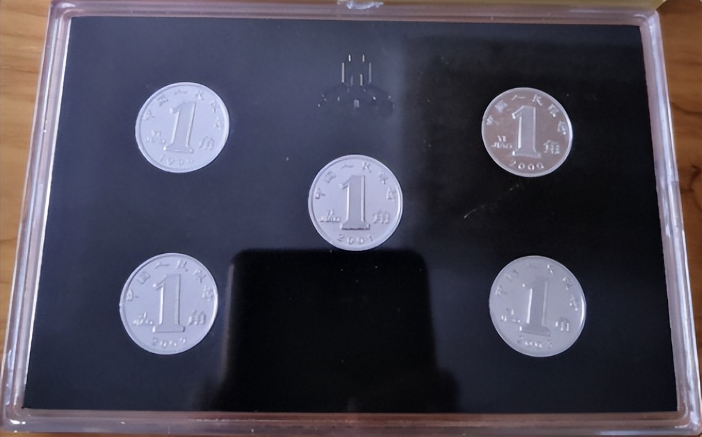 这种特殊的1元硬币竟然值4万多,五角钱的硬币是不是很少见