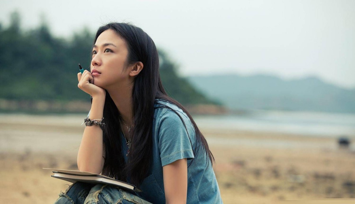 40岁汤唯穿裙子,汤唯穿绿裙长发飘飘