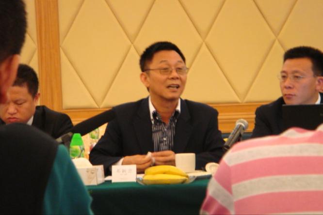 中山首富邓颖忠：穷小子500元起家，打造“纸茅”，赚得百亿身家