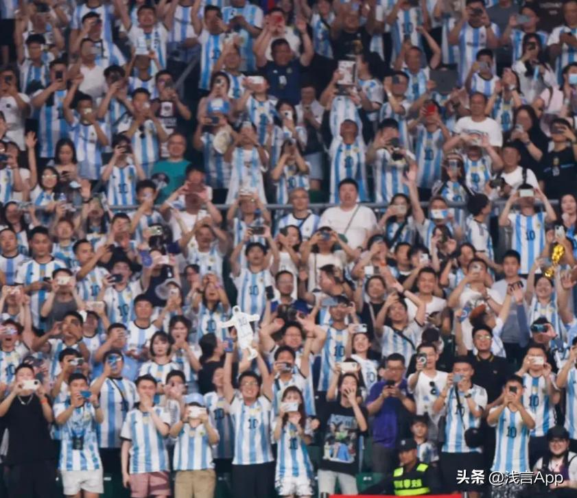 那个闯入球场拥抱梅西的男孩,那个冲进球场的男孩现在怎么样了