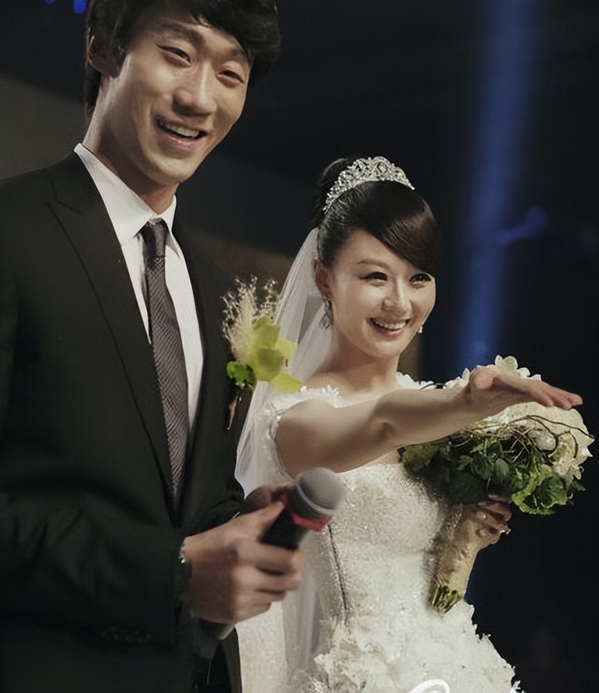 国足内部再出乱子？前国脚被带走后又爆其养小三，月花费足有20万