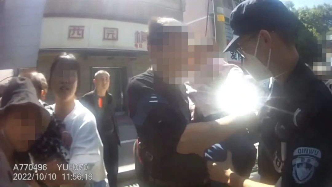 萌娃在家暖心监控一幕视频,两岁半萌娃对着监控不停地喊妈妈