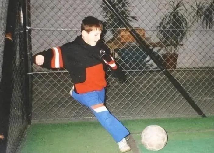 梅西夺冠后全家福,梅西夺冠后和爱妻亲吻视频