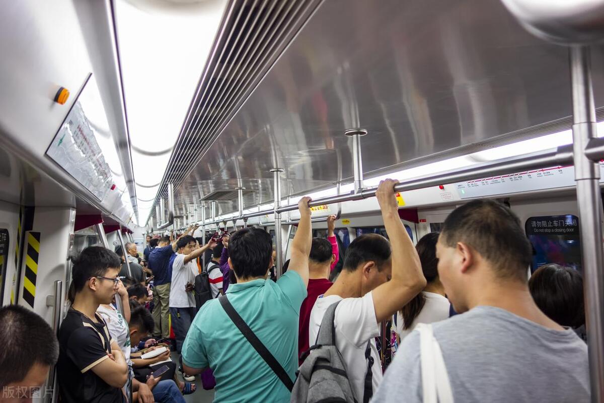 谁说广州经济不行了，广州成00后毕业首选城市，地铁更加难挤了！