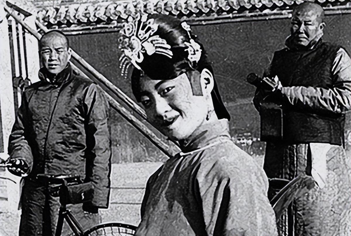 变态的纳粹德国，*光脱**犹太人女人衣服，集体*杀屠**！2