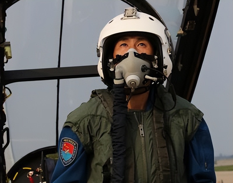 万米高空突然没油，中国试飞员放弃跳伞求生，8分钟避免上亿损失