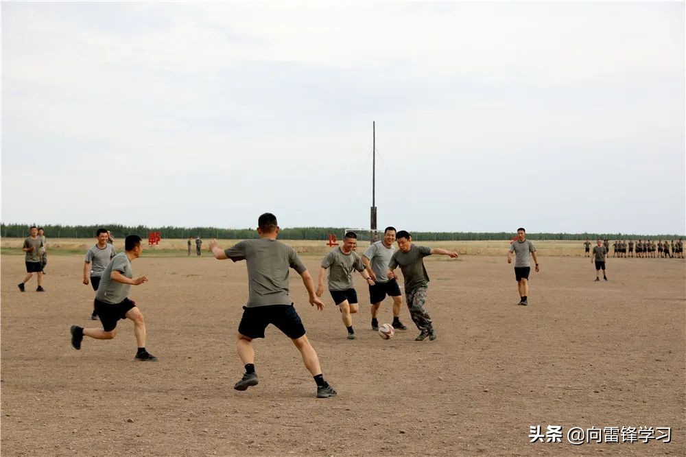 兵哥哥野外驻训训练与生活,兵哥哥在巡逻被围观