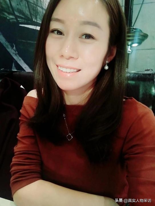 我,离异后摆地摊还债,意外被小15岁小伙追求,开启人生第二春