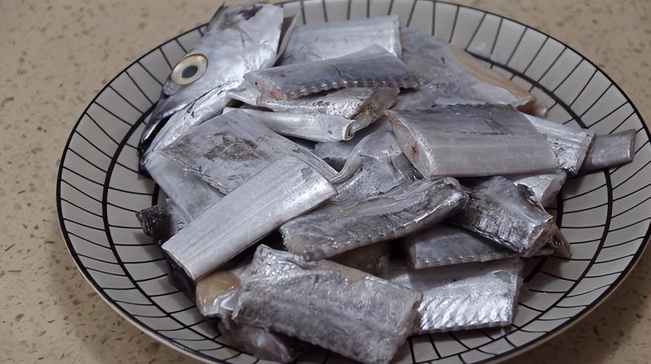 带鱼眼睛黄色跟白色有什么差别,买带鱼大眼睛的好还是小眼睛的好